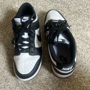 NIKE panda dunks. Size 9